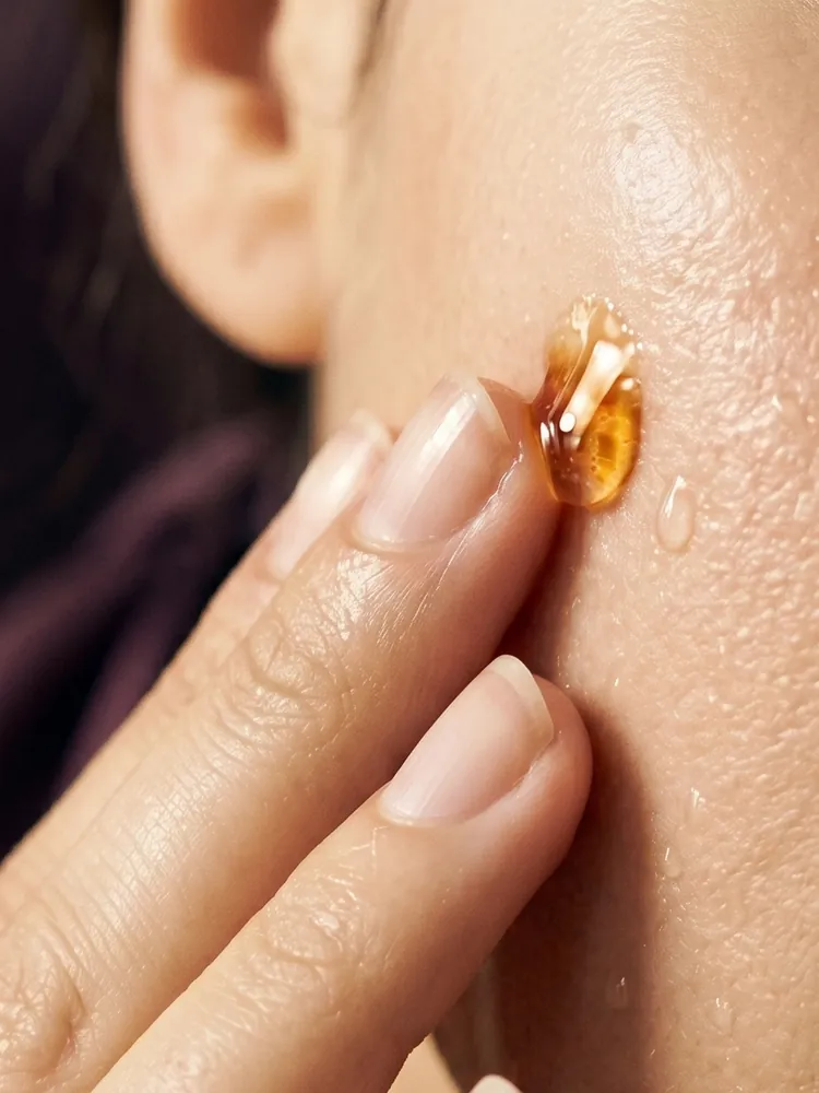 Goccia di olio attivo applicata sulla pelle del viso