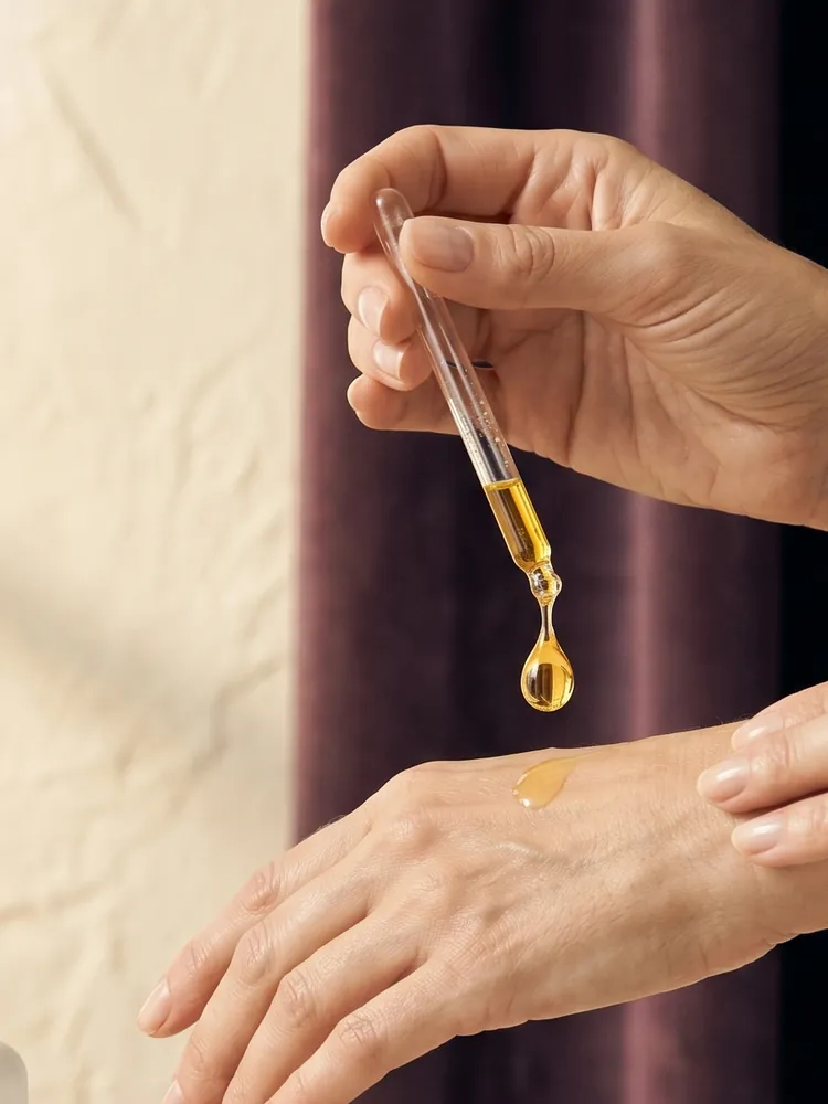 Contagocce di siero viso sulle mani